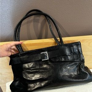 Handbag with heel buckle